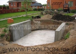 Площадка для овалных бассейнов с опорными стенками из бетона
